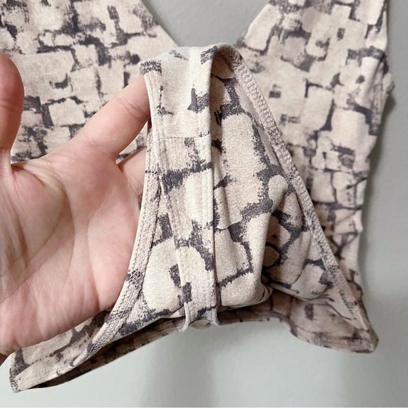 Aritzia Babaton Contour Double V Bodysuit Fawn Pink Gull Grey Rose Size Small - Picture 5 of 10